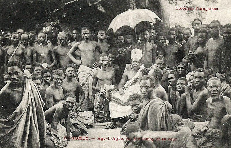 800px-Agoli-Agbo,_roi_d'Abomey_et_sa_cour_(Dahomey)